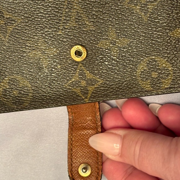 ✨Louis Vuitton KISS LOCK Wallet in great condition except 2 small call-outs✨ - Picture 7 of 17